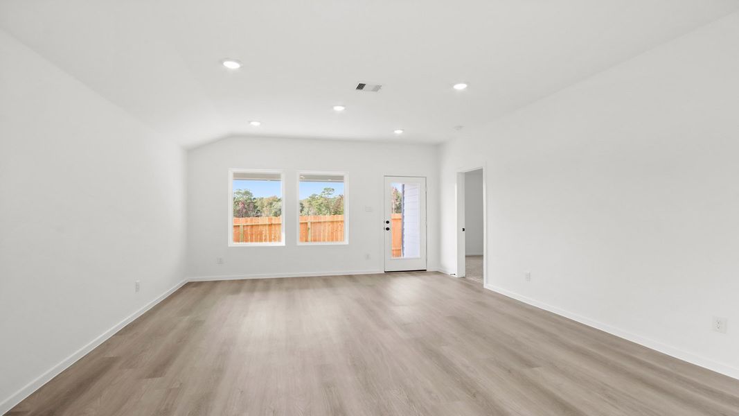 Spacious, unfurnished interior of a new home in Lake Conroe Cove, Willis (Image 9).