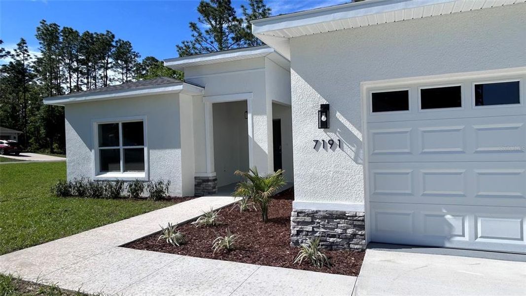 Exterior details and patio area of a home in , Ocala (Image 4).