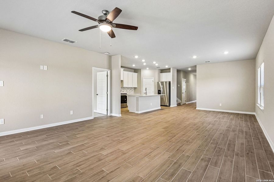 Spacious, unfurnished interior of a new home in Royal Crest, San Antonio (Image 28).