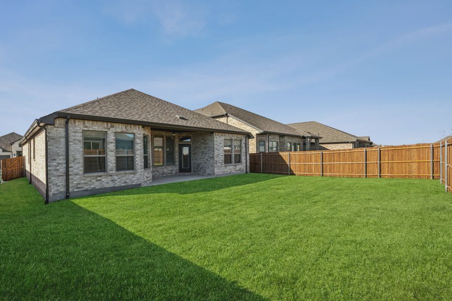Exterior details and patio area of a home in Summer Crest, Fort Worth (Image 4).