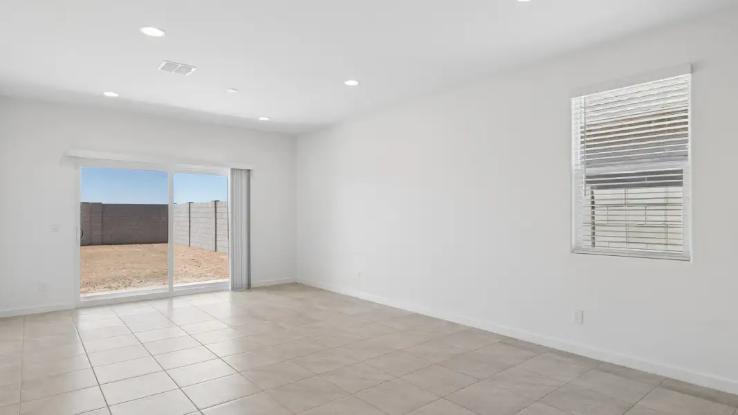 Spacious, unfurnished interior of a new home in Quail Ranch, San Tan Valley (Image 14).