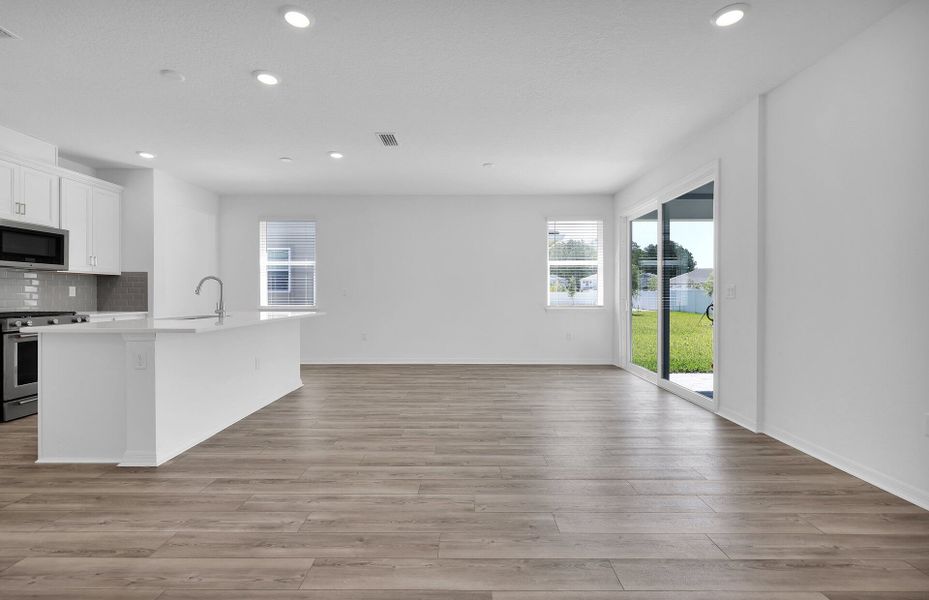 Representative unfurnished interior of a home built from the Drayton Select by Pulte Homes in Lakeview Estates, Palm Coast (Image 14).