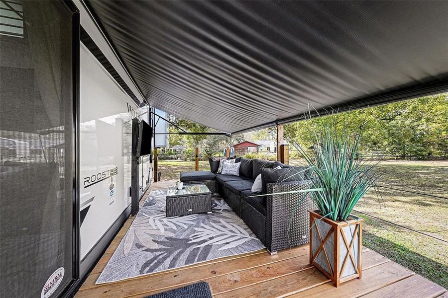 Exterior details and patio area of a home in , Lutz (Image 30).