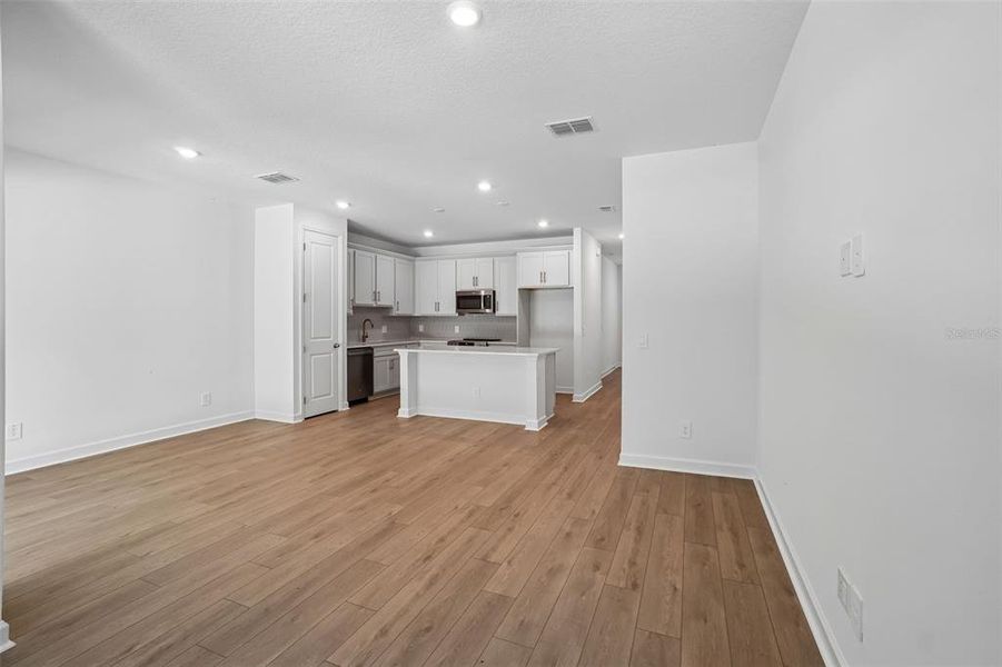 Spacious, unfurnished interior of a new home in , Tampa (Image 24).
