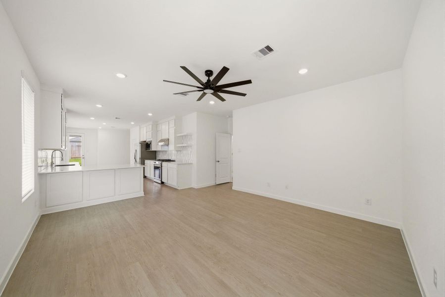 Spacious, unfurnished interior of a new home in Binford Creek, Waller (Image 10).