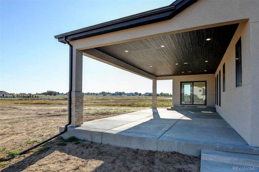 Covered rear patio w/lighting