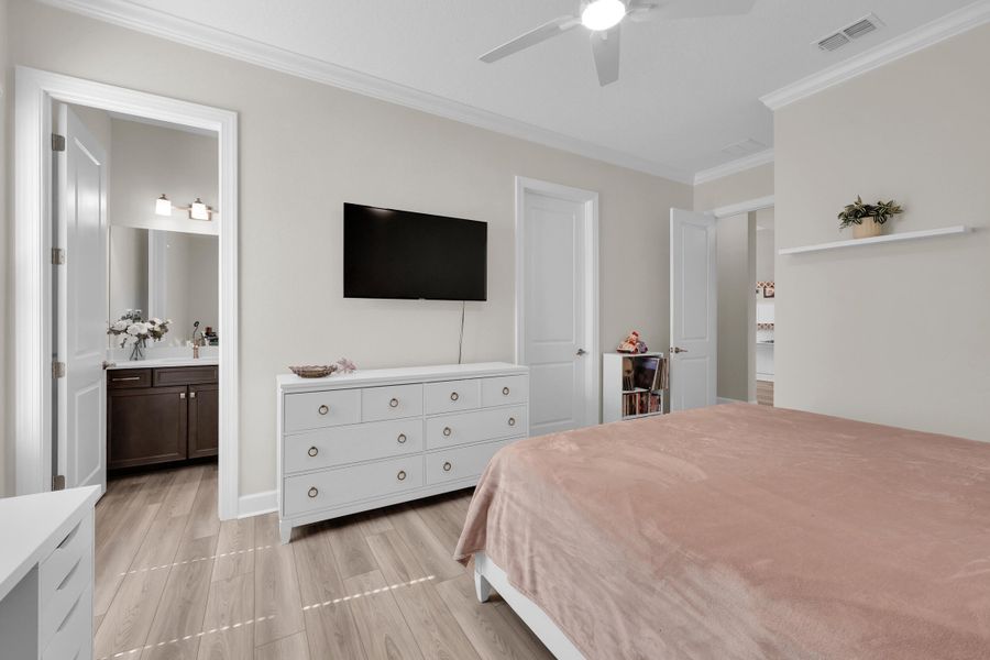 Guest Bedroom with Ensuite Guest Bedroom with Ensuite