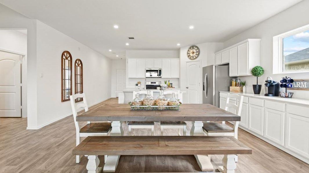 Furnished interior view inside a new home in Silverthorne, Conroe (Image 6).