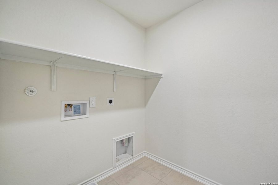 Spacious, unfurnished interior of a new home in Woodside Farms, Seguin (Image 13).
