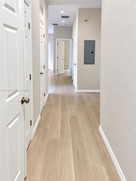 Spacious, unfurnished interior of a new home in , Lehigh Acres (Image 7).