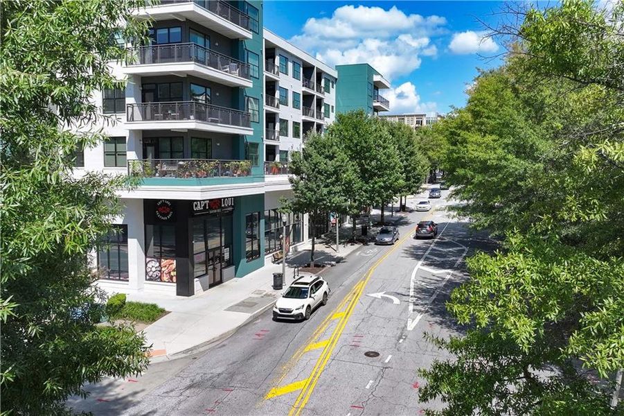 Condo located in Decatur, GA showcasing its design and architecture (Image 5).