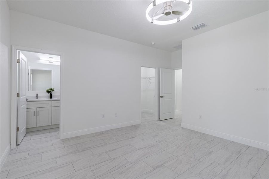 Spacious, unfurnished interior of a new home in , Citrus Springs (Image 15).