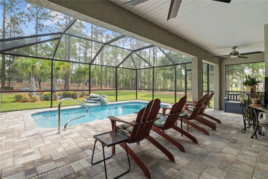 Exterior details and patio area of a home in , Dunnellon (Image 29).