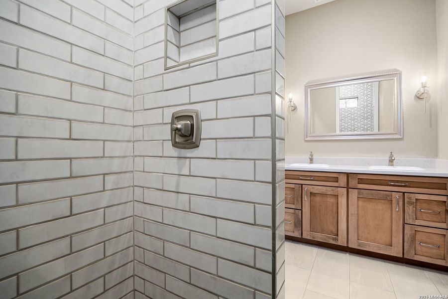 Close-up of interior finishes inside a home in , Canyon Lake (Image 22).