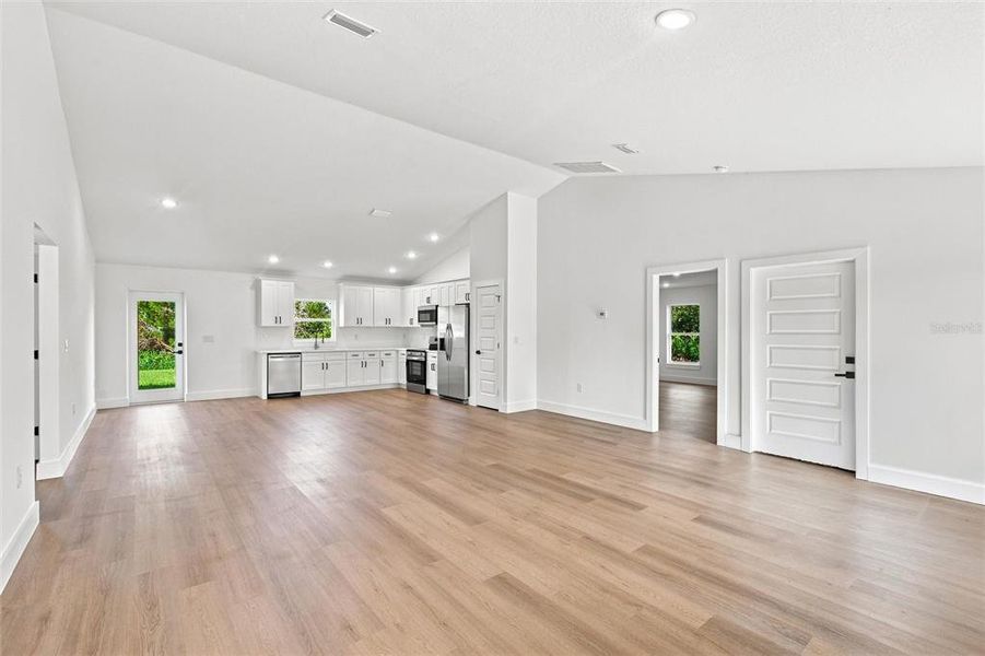Spacious, unfurnished interior of a new home in , Sebring (Image 42).