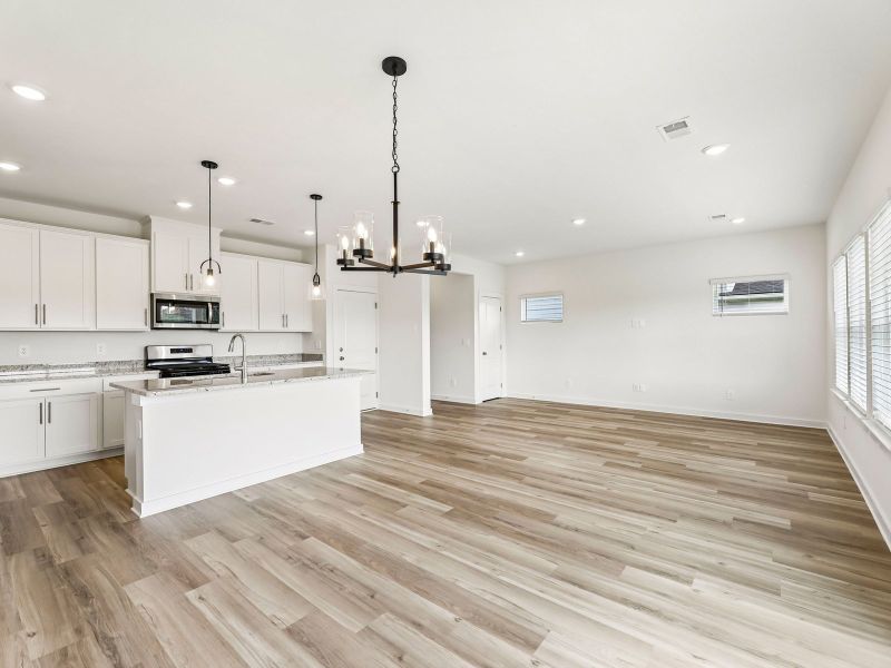 Spacious, unfurnished interior of a new home in Bear Springs, Columbia (Image 12).