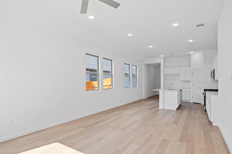 Spacious, unfurnished interior of a new home in Trinity Ranch, Elgin (Image 16).