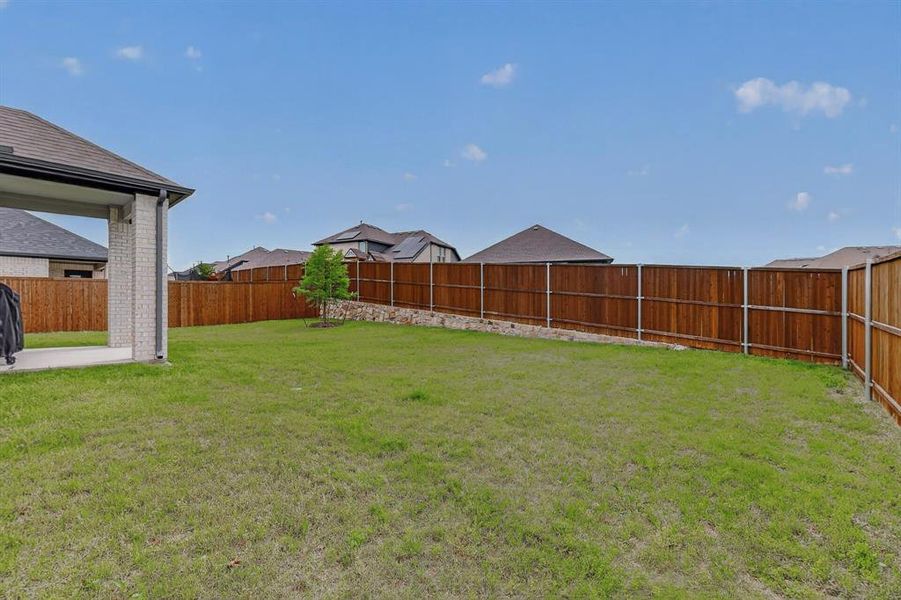 Exterior details and patio area of a home in Oakmont Park, Red Oak (Image 23).