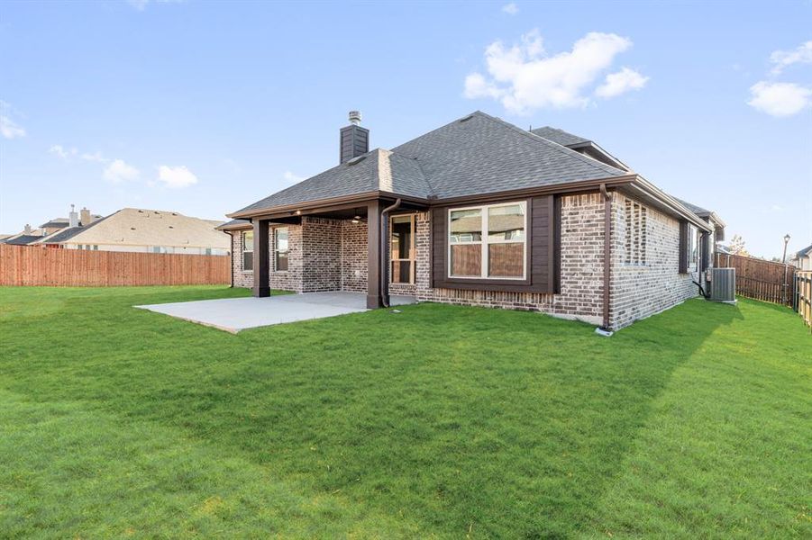 Exterior details and patio area of a home in Hayes Crossing, Midlothian (Image 4).
