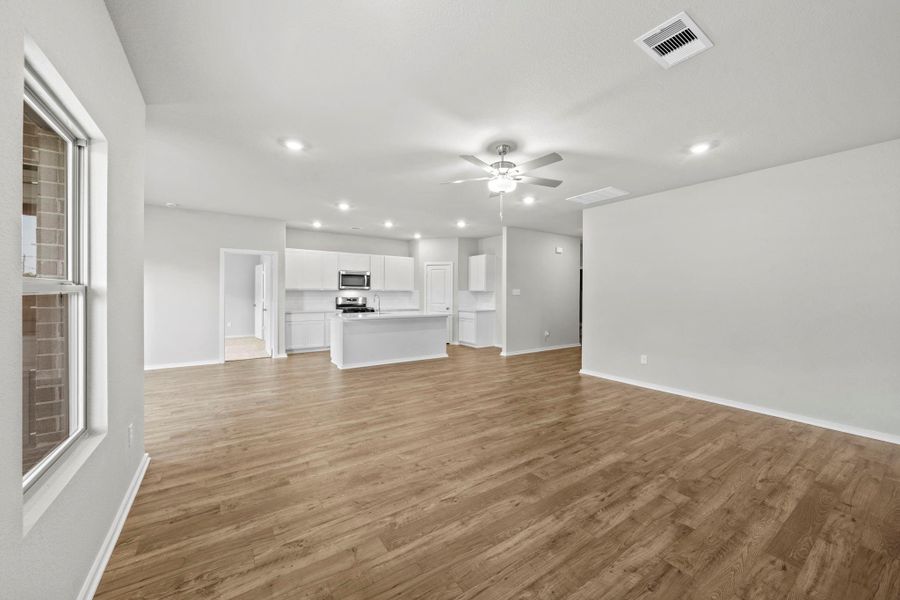 Spacious, unfurnished interior of a new home in Laurel Landing, Alvin (Image 13). Spacious, unfurnished interior of a new home in Laurel Landing, Alvin (Image 13).