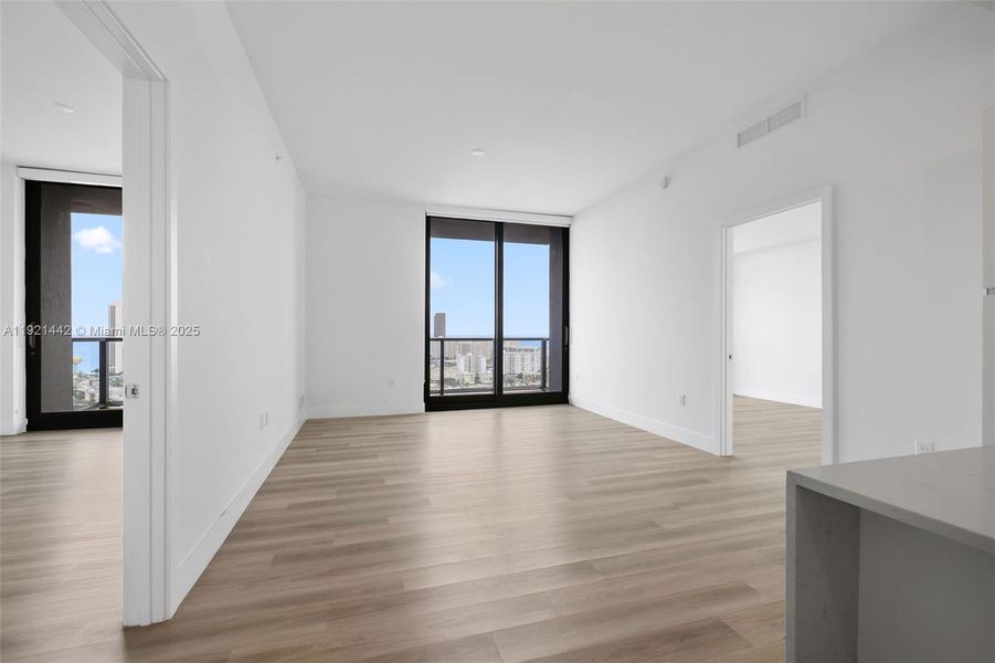 Spacious, unfurnished interior of a new home in , Hallandale Beach (Image 17).