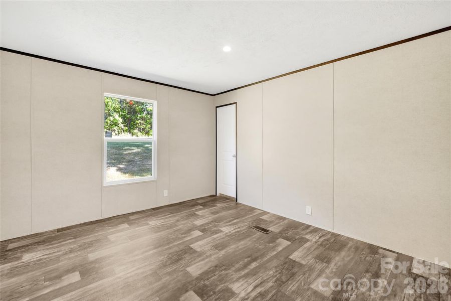 Spacious, unfurnished interior of a new home in , Thurmond (Image 22).