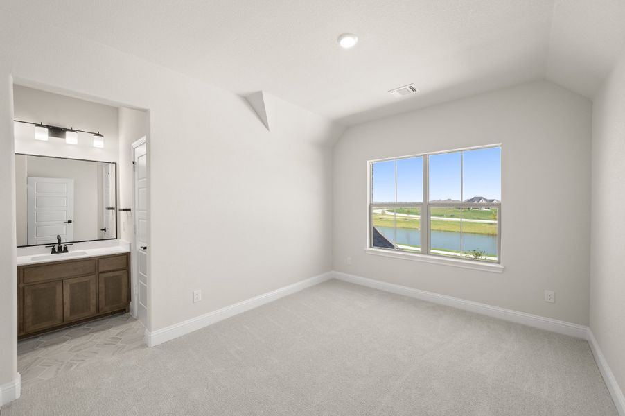 Spacious, unfurnished interior of a new home in Myrtle Creek, Waxahachie (Image 23).