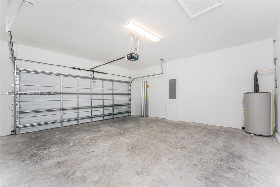 Spacious, unfurnished interior of a new home in , Port Charlotte (Image 15).