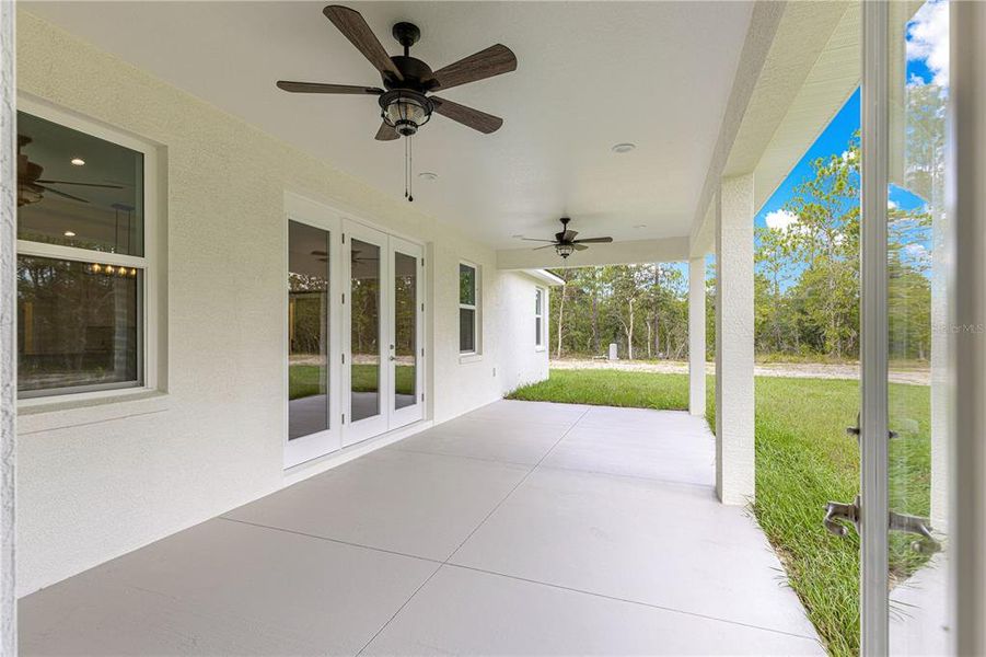 Exterior details and patio area of a home in , Dunnellon (Image 36).