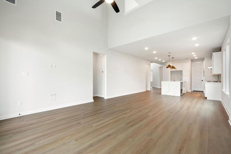 Spacious, unfurnished interior of a new home in Heritage, Dripping Springs (Image 16).