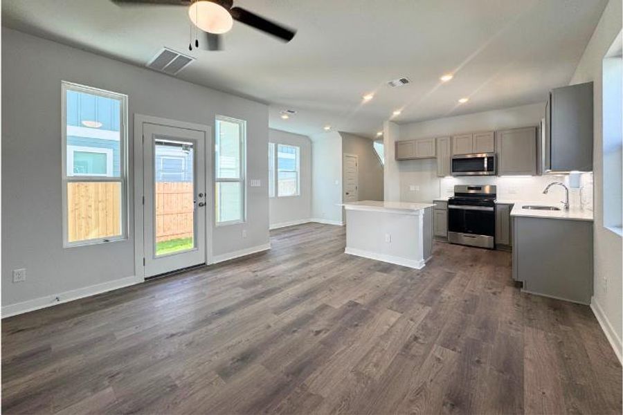 Spacious, unfurnished interior of a new home in The Hollows at Avery Centre, Round Rock (Image 5).