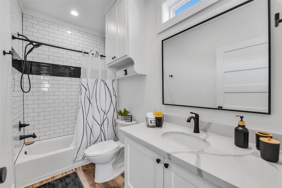 Ensuite bath with tub/shower combo