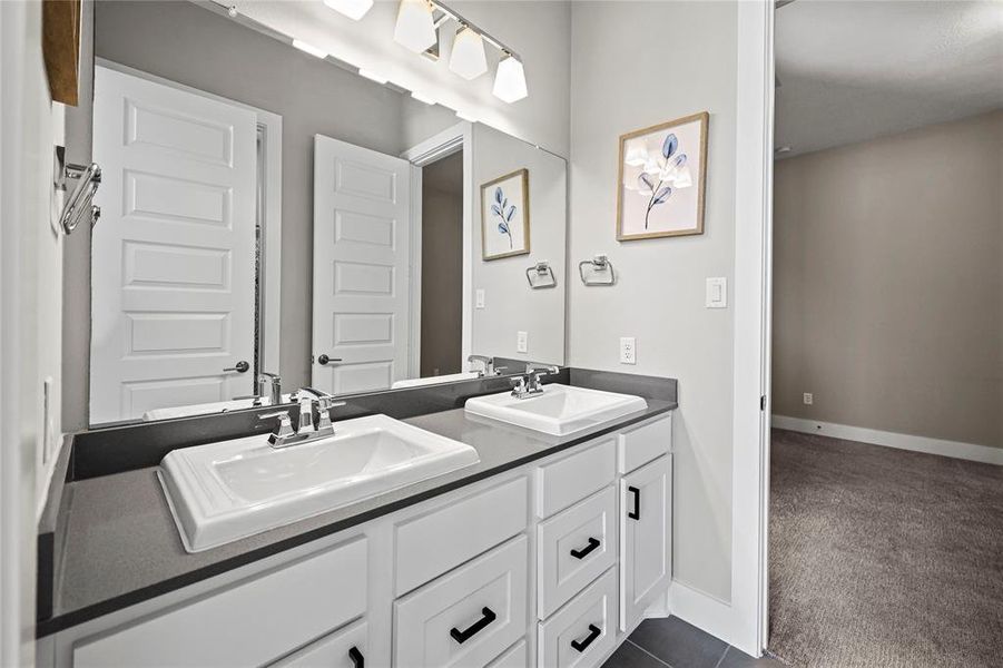 Hollywood bath shared between the 2 bedrooms located in the front of the home