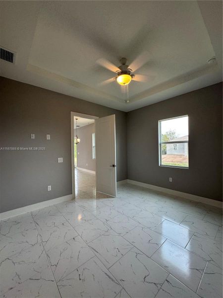 Spacious, unfurnished interior of a new home in , Lehigh Acres (Image 9).