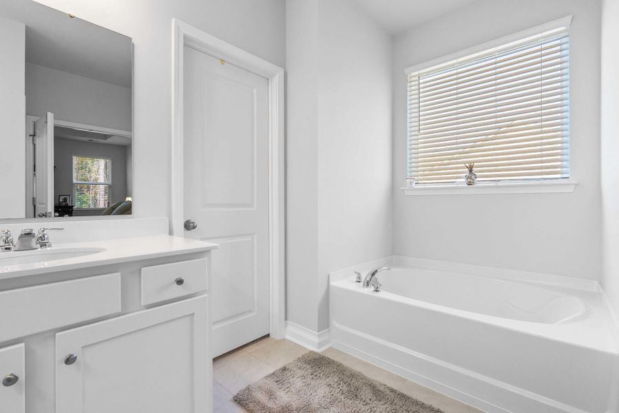 Furnished interior view inside a new home in French Quarter Creek, Huger (Image 33).