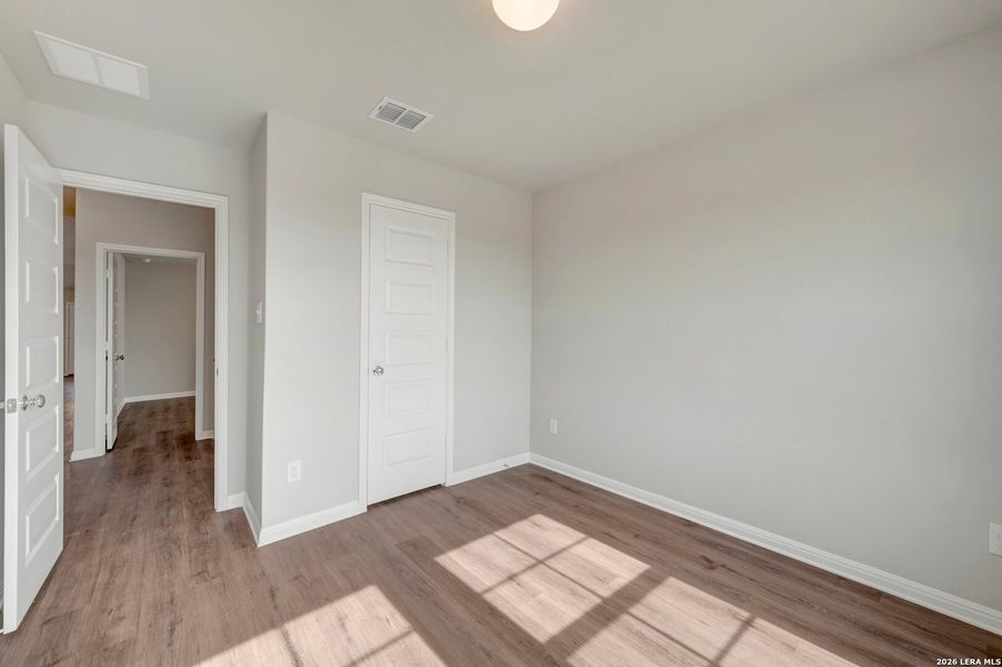 Spacious, unfurnished interior of a new home in Mesquite Ridge, San Antonio (Image 27).