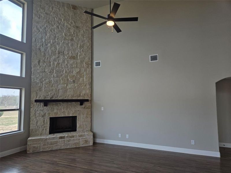 Spacious, unfurnished interior of a new home in Pecan Grove, Whitesboro (Image 13).