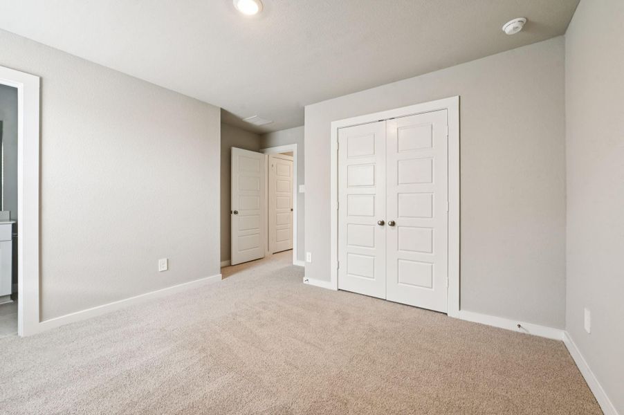 Spacious, unfurnished interior of a new home in Heights of Barbers Hill, Mont Belvieu (Image 14).