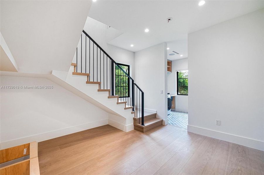 Spacious, unfurnished interior of a new home in , Pinecrest (Image 11).