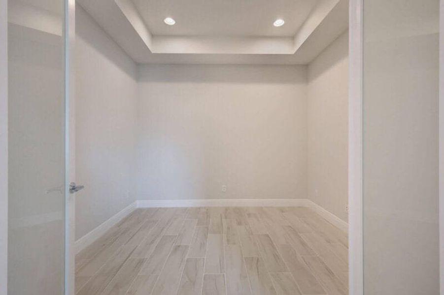 Spacious, unfurnished interior of a new home in Reflection Villas at Watercolor Place, Bradenton (Image 11).