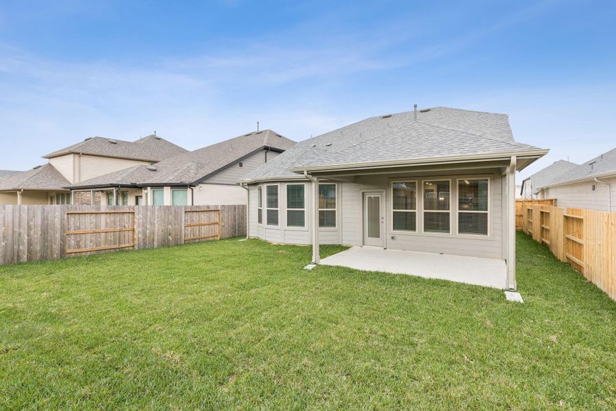 Exterior details and patio area of a home in Mavera, Conroe (Image 3).