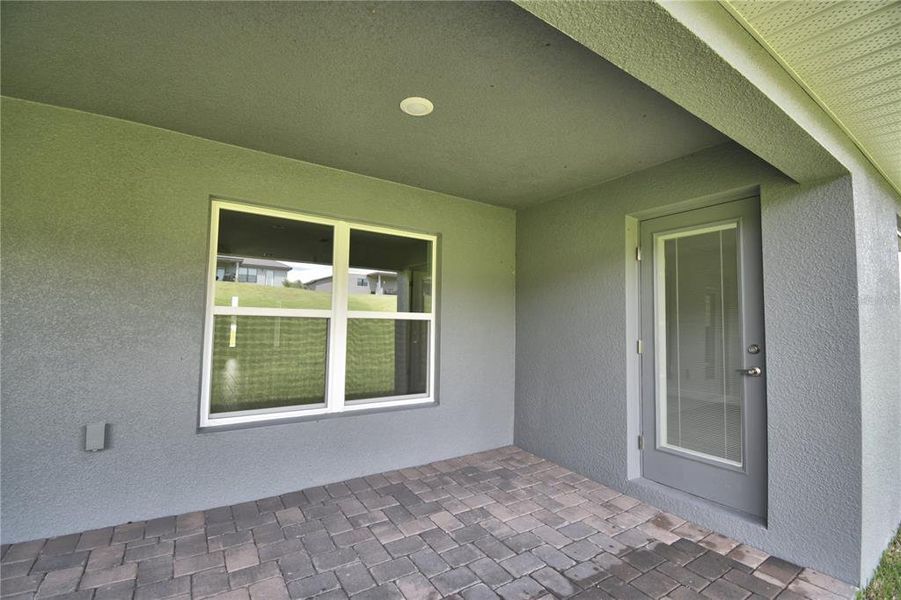 Exterior details and patio area of a home in Lake Juliana Estates, Auburndale (Image 2).