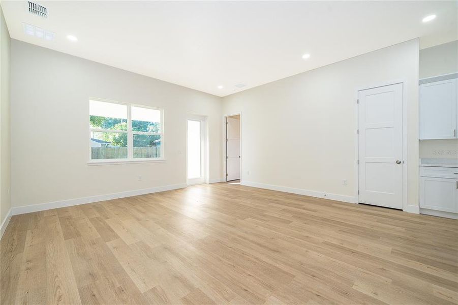 Spacious, unfurnished interior of a new home in , Casselberry (Image 9).