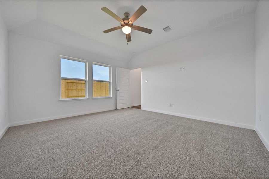 Spacious, unfurnished interior of a new home in , Rosharon (Image 16).