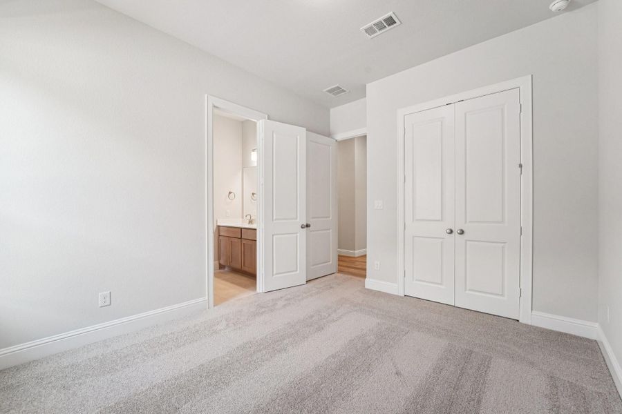 Spacious, unfurnished interior of a new home in Evergreen 70', Conroe (Image 30).
