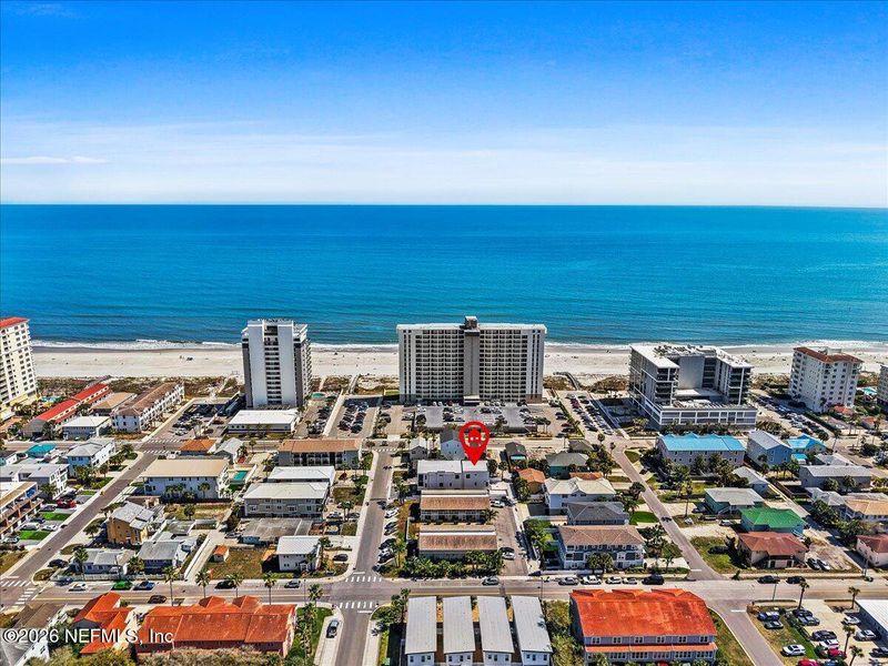 Condo located in Jacksonville Beach, FL showcasing its design and architecture (Image 4).