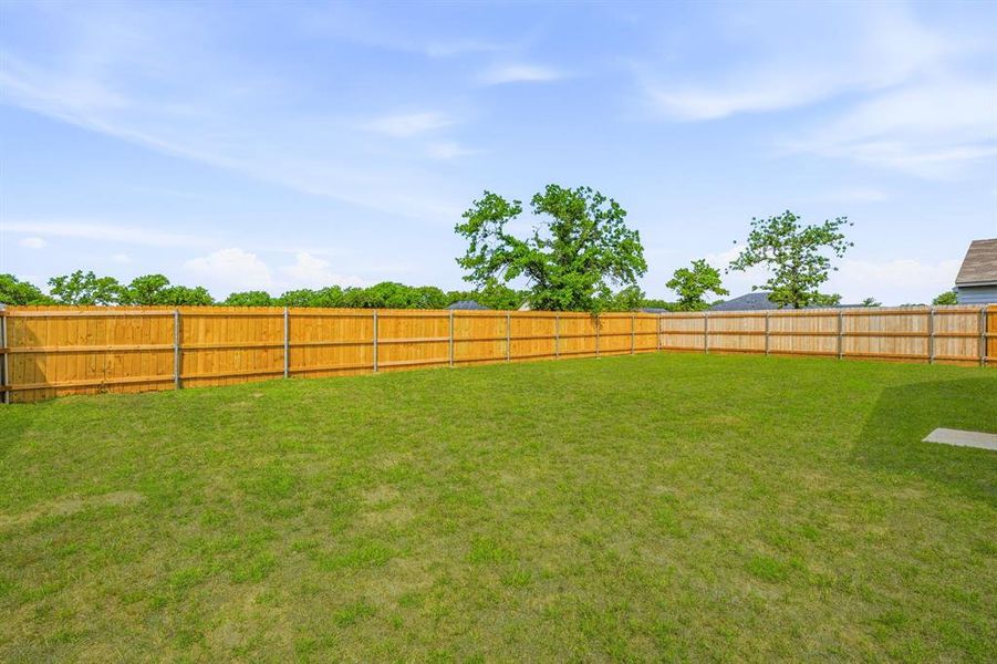 Exterior details and patio area of a home in Tolar Oaks, Tolar (Image 23).