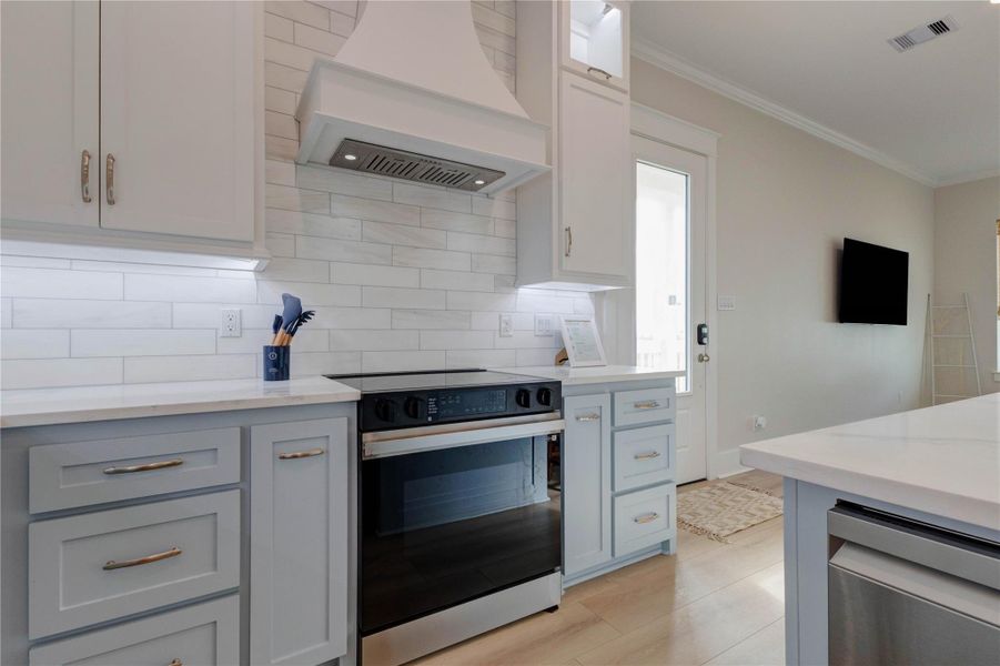 Furnished interior view inside a new home in , Galveston (Image 12).