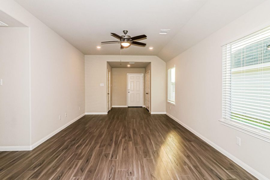 Spacious, unfurnished interior of a new home in Charleston Heights, Rosharon (Image 9).