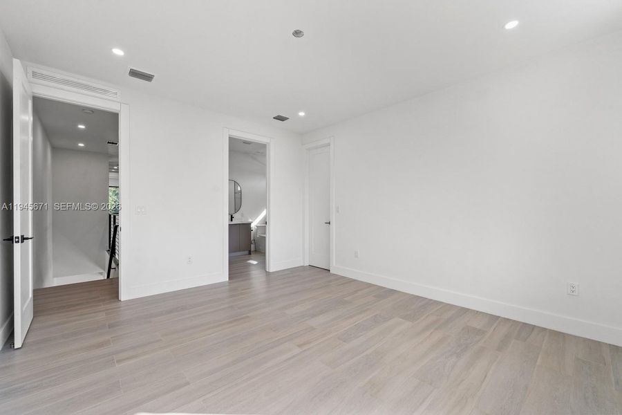 Spacious, unfurnished interior of a new home in , Miami (Image 30).